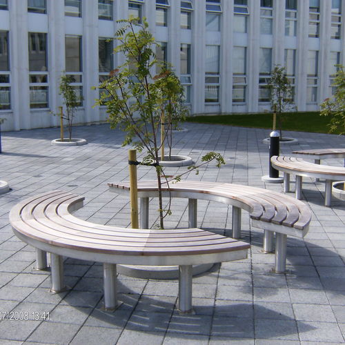 スチール製街路樹周回ベンチ - TREE - Factory Street Furniture - 木製 / 内蔵公共ベンチ付
