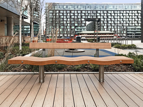 現代風公共ベンチ - SERPENTINE - Factory Street Furniture - 木製 / ステンレススチール製 / 花崗岩