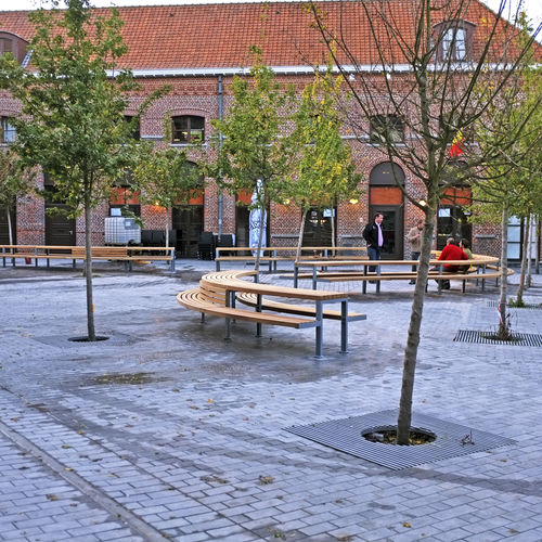 現代風ピクニック用テーブル - TOURNAI, BELGIUM - Factory Street Furniture - イロコ製 / 溶融亜鉛メッキ鋼製 / 湾曲