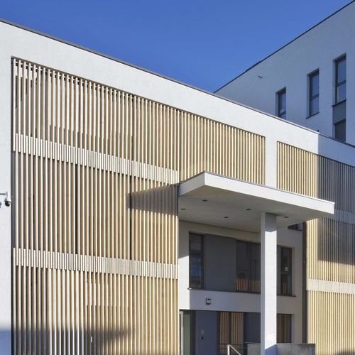 木製ブリーズ・ソレイユ - POLICE STATION, MOLENBEEK BELGIUM - Accsys Technologies - 外壁用 / 縦型 / 固定型