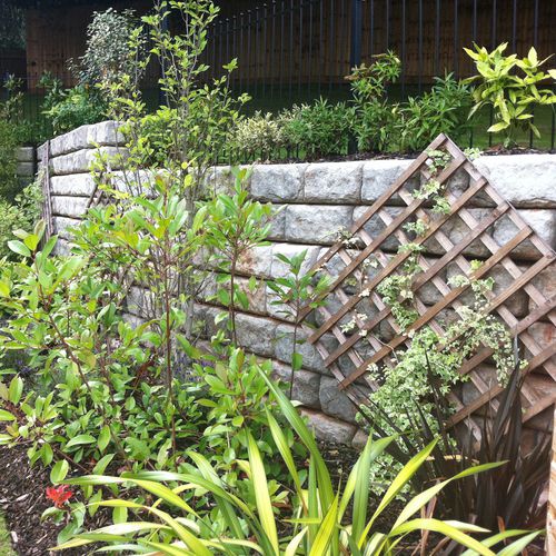 ソリッドコンクリートブロック - REDI-ROCK™ LANDSCAPING - CPM Group Ltd  - ガーデンフェンス用 / 壁用 / 擁壁用