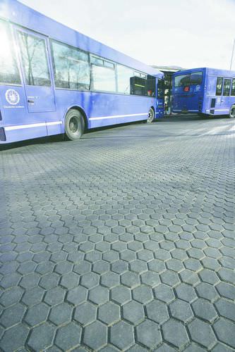 コンクリート製敷石 - ESKOO 6 - Marshalls plc  - 車の通れる
