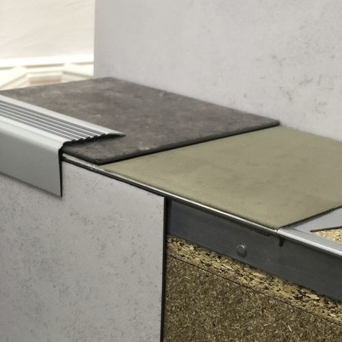 金属製階段用段鼻部材 - REPAIR ANGLE - DÖLLKEN Profiles GmbH - 滑り防止
