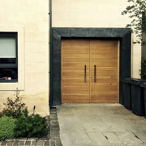 博物館級の存在感。金庫扉で作った、重厚感とビンテージ感たっぷりの座