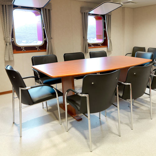 現代風会議室用椅子 - AMADEO  - KODRETA furniture, s.r.o. - 屋内用 / 金属製 / 革製