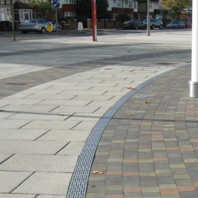 グレーチング付き排水路 - RADIUS CHANNEL - ACO Building Drainage - ステンレス網製 / 公共スペース用 / 商業用ビル