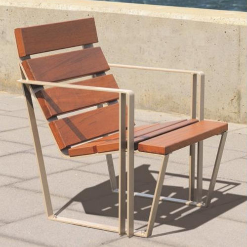 現代風アームチェア - KYMO  - univers & cité | mobilier urbain - 木製 / スチール製 / リサイクル素材を使用