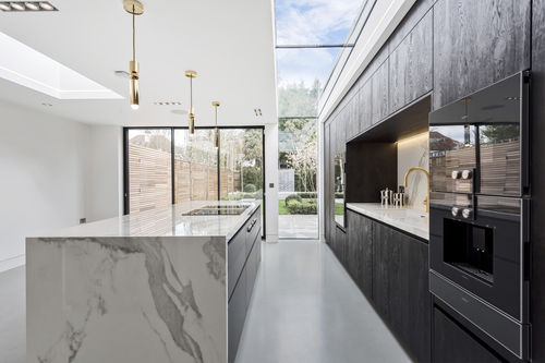 現代風キッチン - SUCH DESIGNS - BORA Vertriebs GmbH & Co KG - 大理石 / アイランド