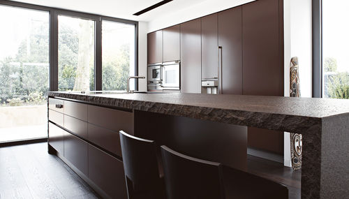 現代風キッチン - Villa Wiesbaden - eggersmann küchen GmbH & Co. KG - 石製 / アイランド / 取っ手付き