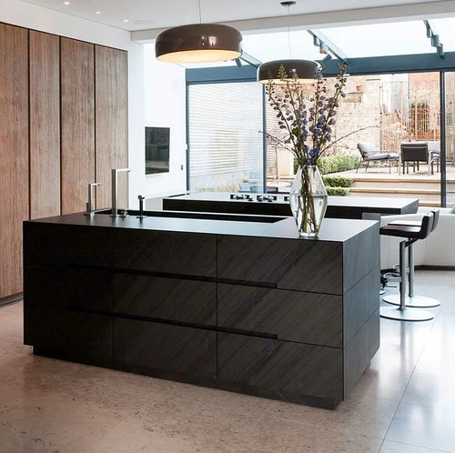 現代風キッチン - Penthouse London - eggersmann küchen GmbH & Co. KG - オーク材 / 粘板岩 / アイランド