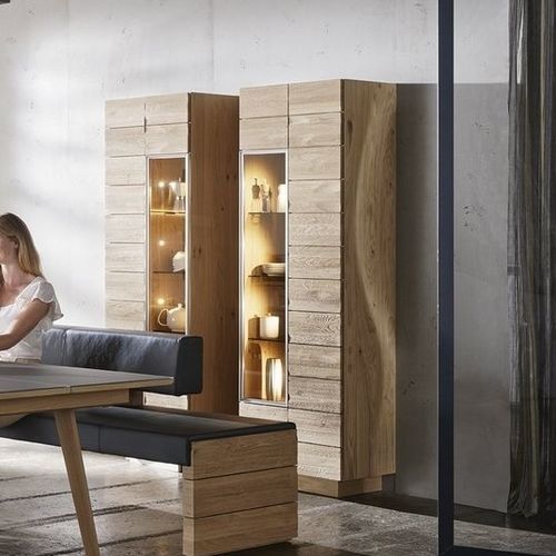 現代風展示ケース - V-Montana  - Voglauer Möbelwerk Gschwandtner & Zwilling GmbH & Co. KG - オーク材 / ウォールナット / 埋込照明付き
