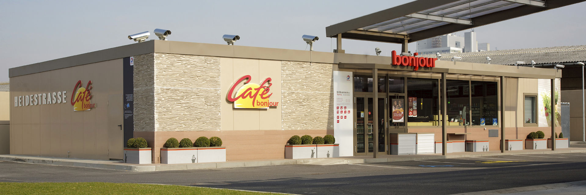 Construção préfabricada FUEL STATION AND CAFE BONJOUR SÄBU