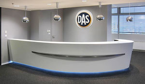balcão de recepção em Corian®