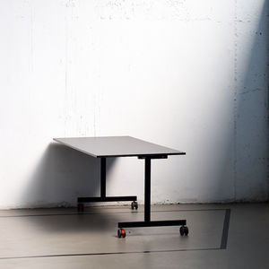 mesa para treinamento contemporânea