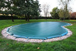 capa de piscina com ilhoses