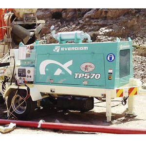 bomba de concreto montada em carreta