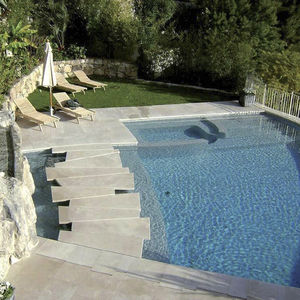 borda de piscina em pedra