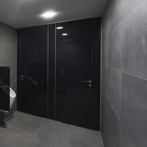 divisória sanitária em vidro 1