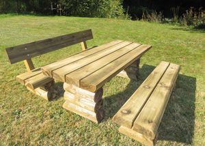 conjunto de mesa e bancos de estilo rústico