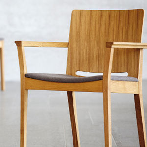 cadeira contemporânea / com braços / estofada / em carvalho
