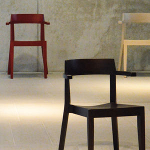 cadeira contemporânea / com braços / empilhável / em faia