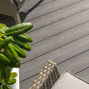 tábua de deck em madeira