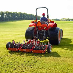 escarificador de grama montado em trator