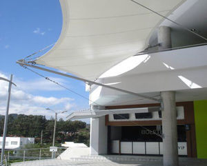 estrutura tensionada com cabos e malha metálica