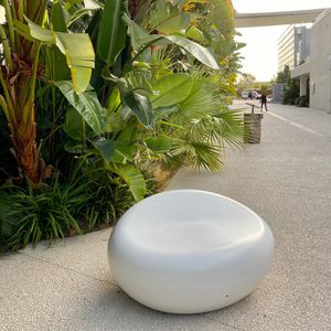 banco para espaço público de design orgânico