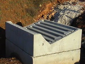 tampa de esgoto em concreto armado / quadrada / com tampa integrada / pré-fabricada