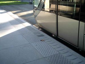 piso tátil em compósito
