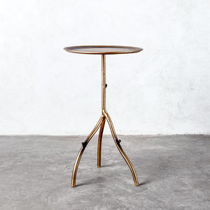 mesa lateral de design orgânico