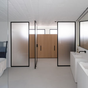 porta com bandeiras laterais