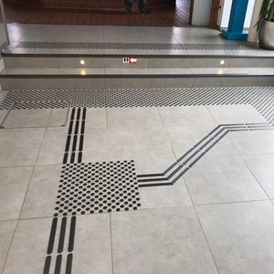 piso tátil resistente ao álcool