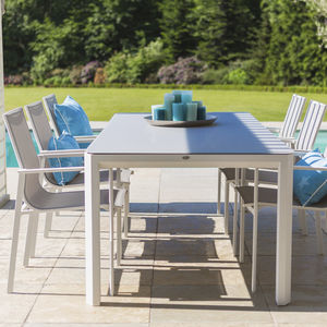conjunto de mesa e cadeiras contemporâneo