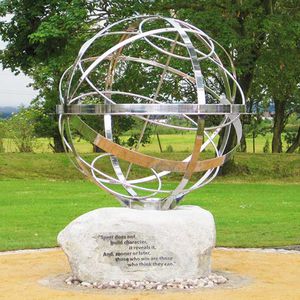 escultura em aço inoxidável