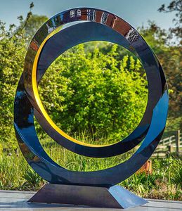 escultura em aço inoxidável