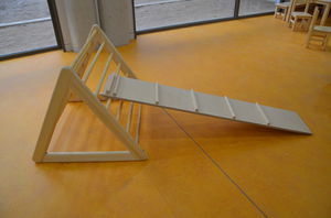 triângulo de Pikler com rampa de escalada