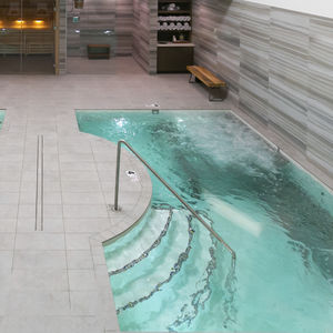 piscina em blocos batidos de polímero