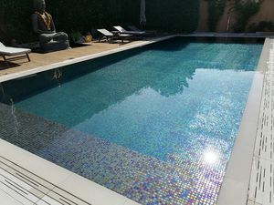 piscina em blocos batidos de polímero