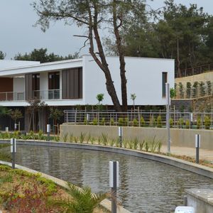 poste balizador de iluminação para espaços públicos 1