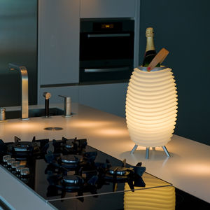 luminária com caixa de som de mesa