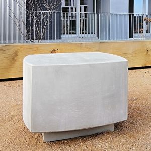 banco para espaço público de design minimalista