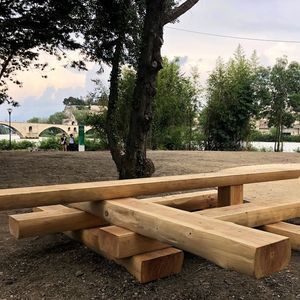 conjunto de mesa e bancos contemporâneo