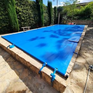 capa com barras para piscina