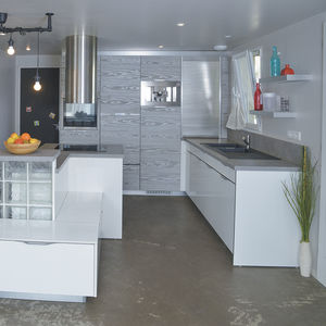 cozinha contemporânea / de madeira envernizada brilhante / em melamina / com ilha