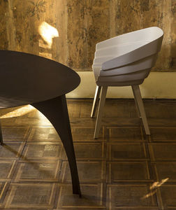 cadeira contemporânea / com braços / empilhável / cantilever