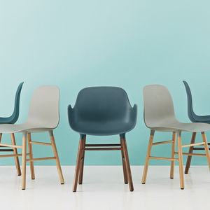 cadeira contemporânea / com braços / com base tipo trenó / giratória