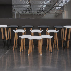 banqueta contemporânea / em carvalho / da linha comercial / para ambiente externo