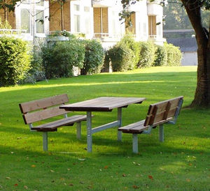conjunto de mesa e bancos para ambiente externo